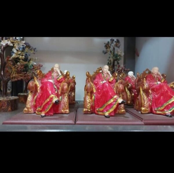 Bade mandir guruji statue